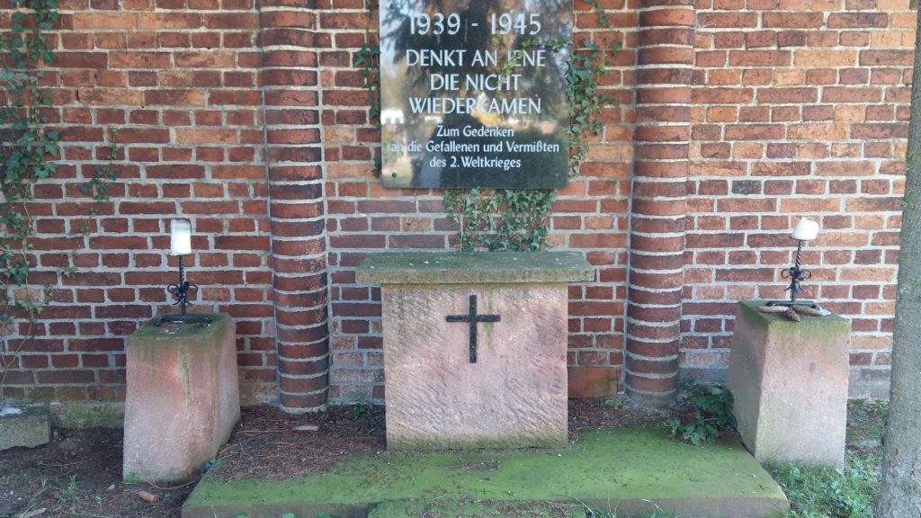 Löbnitz Friedhof Gedenktafel 2. Weltkrieg 3