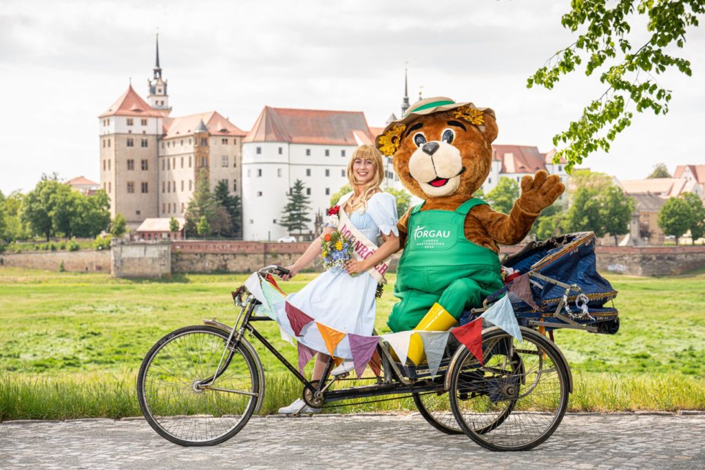 2022 04 23 1 Theo Das Laga Maskottchen Mit Dem Torgauer Dornroeschen Foto Stadtverwaltung Torgau