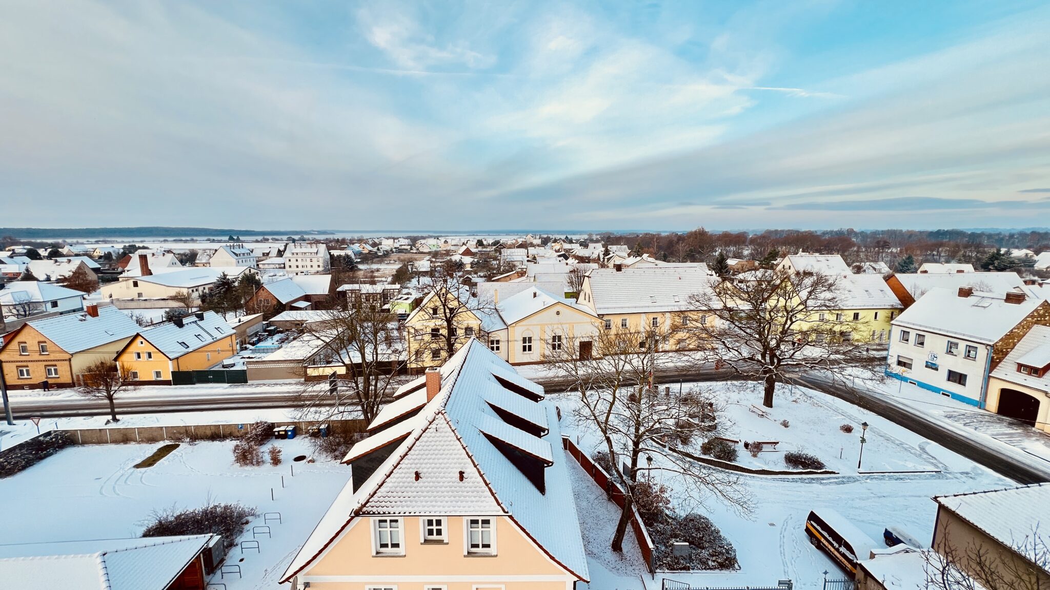2025 11 24 Winter Löbnitz Kirchturm Startseite Website (1)